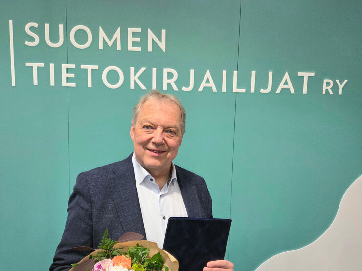 Markku Heikkilä with the award and flowers.