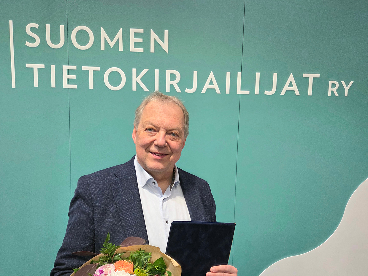 Markku Heikkilä with the award and flowers.